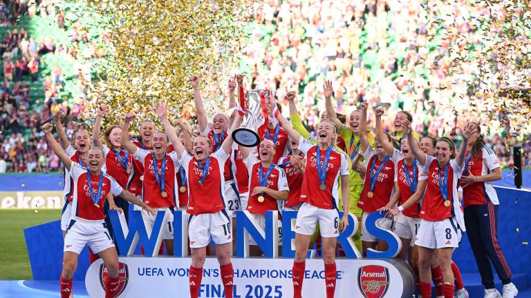 Arsenal celebra su título.