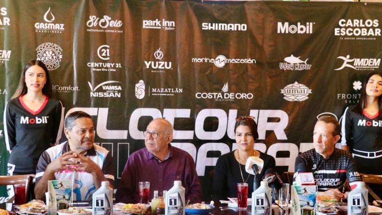 Román Aguayo (izq.) da los pormenores del evento.