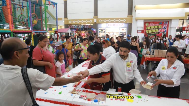 Un pastel de 18 metros se repartió entre los clientes y el personal de Casa Ley.