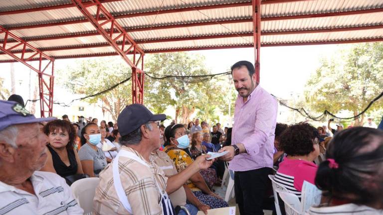 El Secretario de Economía de Sinaloa, Ricardo Velarde, repartió los apoyos entre los 300 comerciantes beneficiados en el Tianguis de la colonia Juárez, en Mazatlán.