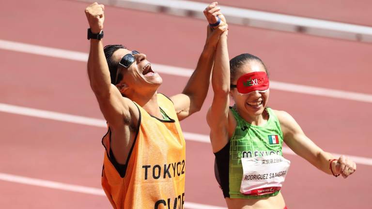 Kevin Aguilar y Mónica Rodríguez festejan su hazaña.