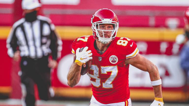 Travis Kelce aún no decide su futuro.
