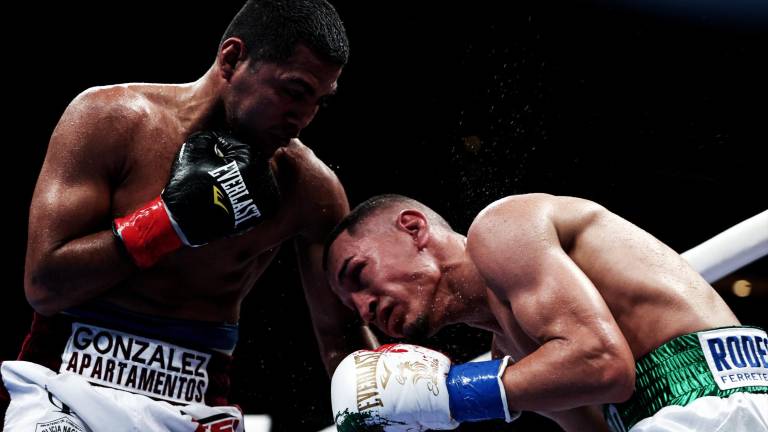 Juan Francisco ‘Gallo’ Estrada (der.) gana el combate final.
