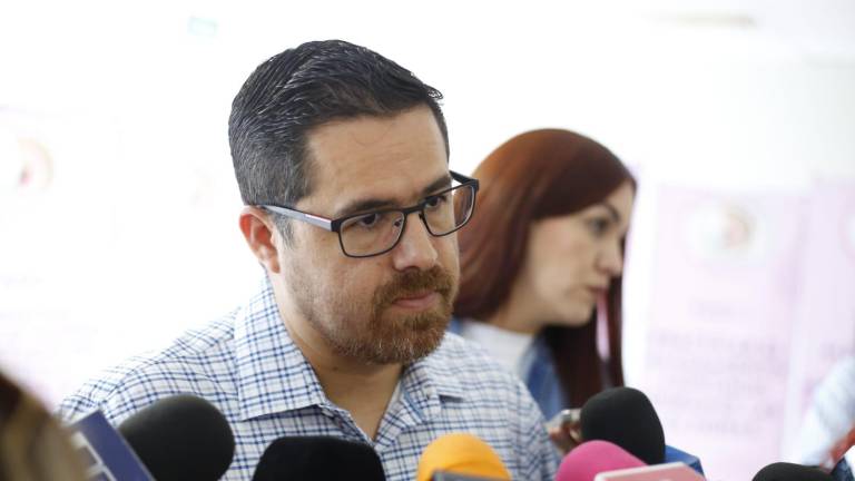 El Secretario de Salud Cuitláhuac González Galindo explica lo que pasará con el Hospital de Guamúchil.
