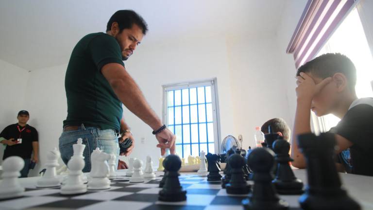 Hiram Velarde ganó nueve y empató una de las 10 partidas que disputó.