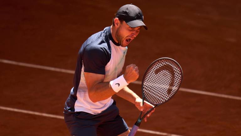 Aslan Karatsev celebra tras vencer y eliminar a Daniil Medvedev del Masters 1000 de Madrid.