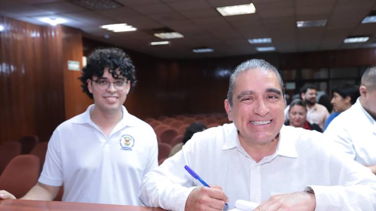 Érick Félix junto a el chef Gilberto del Toro, quien firma uno de sus libros al terminar la conferencia.
