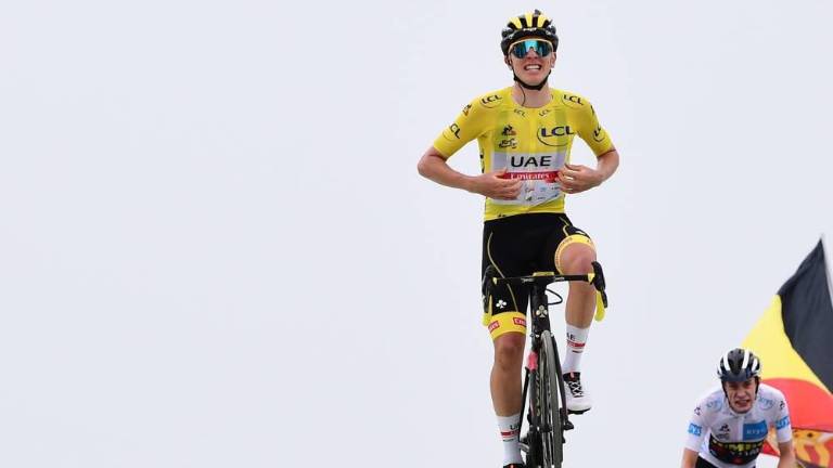 Tadej Pogacar celebra su triunfo en el Col du Portet.