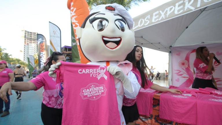 La mascota de la empresa distribuidora de carne entregó playeras alusivas al evento.