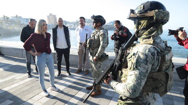 La Presidenta Municipal de Mazatlán, Estrella Palacios Domínguez, recorre el Paseo Olas Altas, zona donde se celebra el Carnaval.