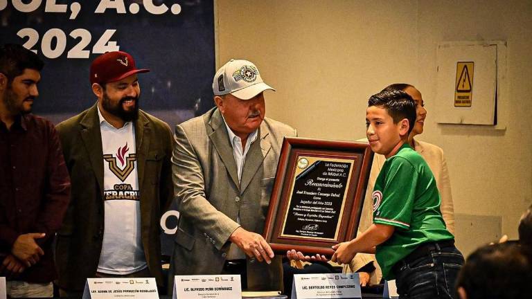 Francisco Camargo recibe su reconocimiento.