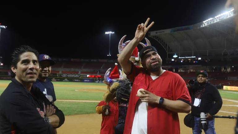 José Urquidy saluda a la afición.