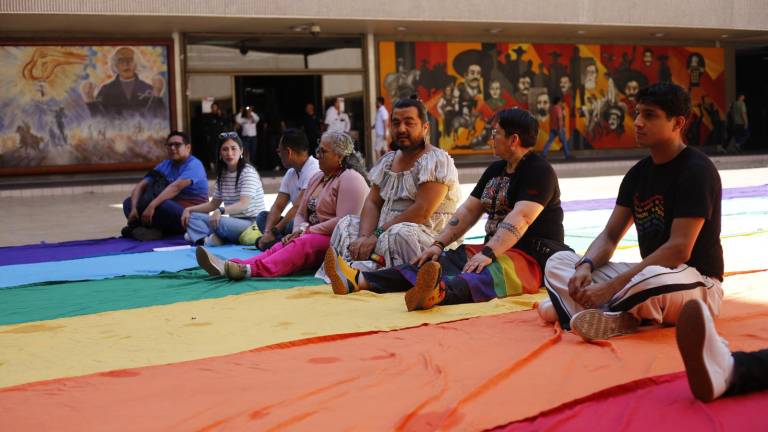 Colectivos de la comunidad LGBT se manifiestan en Palacio de Gobierno para exigir justicia ante crímenes de odio.