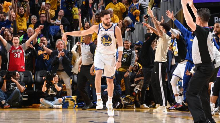 Klay Thompson tuvo partido de 30 puntos.