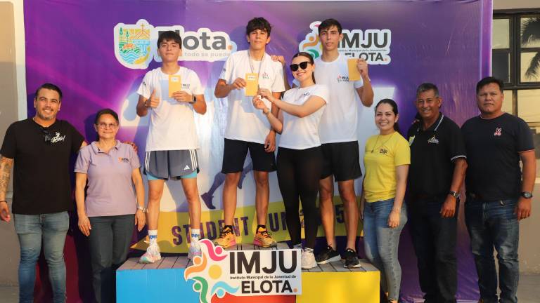 Los ganadores reciben su premiación.