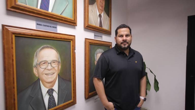 El tenor mazatleco Carlos Osuna estuvo de visita en Datemex Mazatlán para promocionar su álbum Nostalgia.