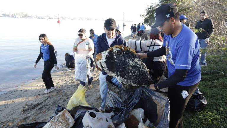 Fueron más de dos horas de limpieza en que jóvenes y adultos llenaron varias bolsas con basura y deshechos plásticos que se encontraban en las playas.
