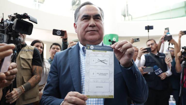 Jesús Madueña Molina acudió al edificio de la Rectoría a emitir su voto.