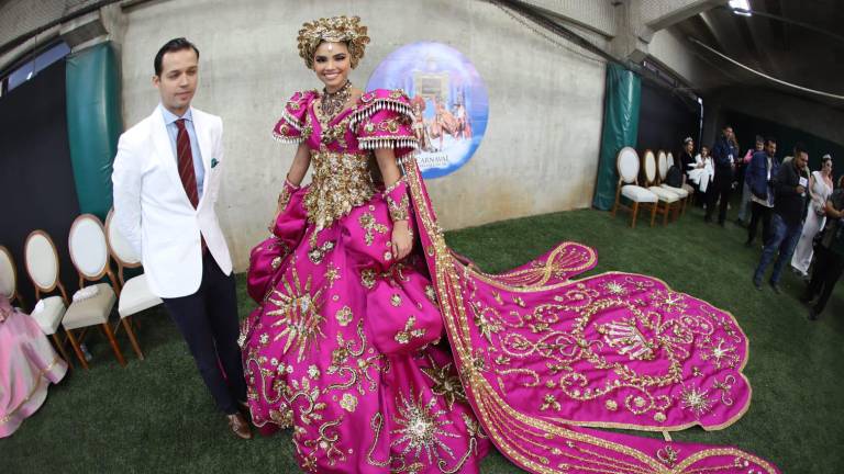 El diseñador escuinapense, radicado en Italia, es el creador del vestuario de Carolina III, Reina del Carnaval Internacional de Mazatlán 2024. Su confección estuvo a cargo de la experimentada artista Sodelva Ríos.