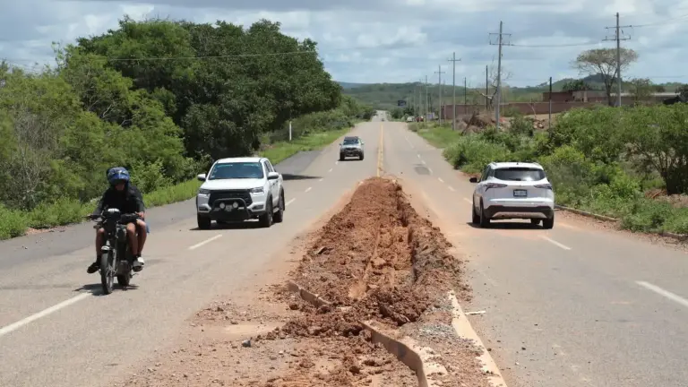 Causa preocupación la construcción de camellón en la avenida Mario Arturo Huerta Sánchez, que carece de señalización.