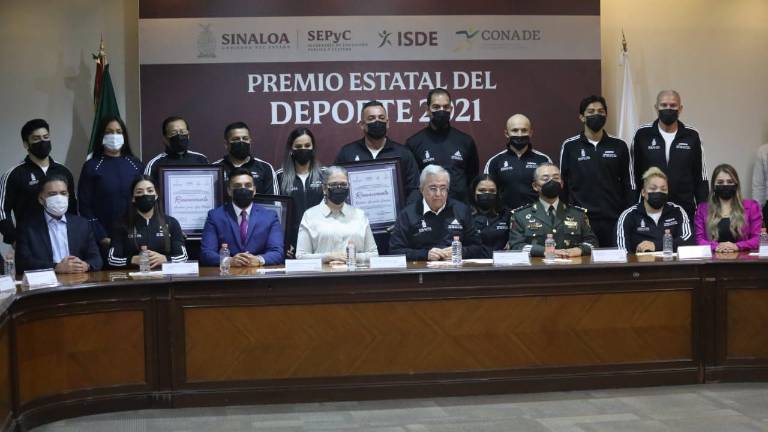 Los ganadores del PED posan con sus galardones.