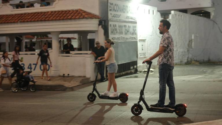 Usuarios de scooters que no usen casco, rodilleras y respeten un límite de velocidad serán multados.