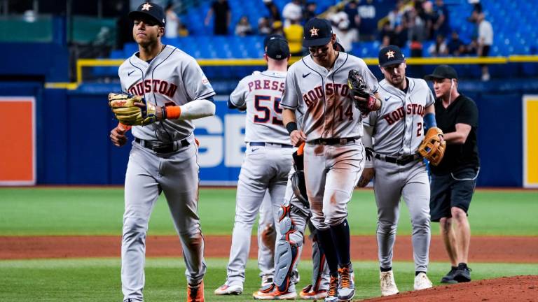 Los Astros de Houston le propinaron a los Rays de Tampa Bay su primer descalabro en casa en el año.