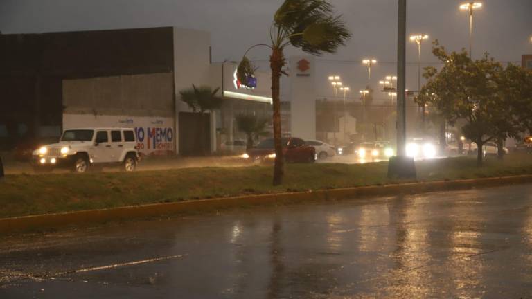 Aunque hubo vehículos arrastrados por las corrientes, no hubo personas lesionadas.
