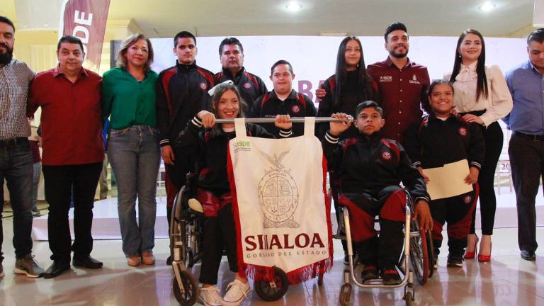 Los deportistas reciben el banderín.
