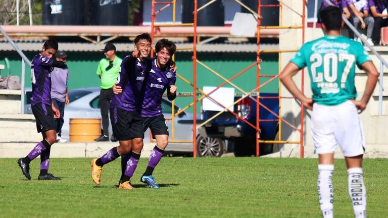 Edson Velázquez celebra el gol con el que Mazatlán FC Sub 23 doblegó al León.