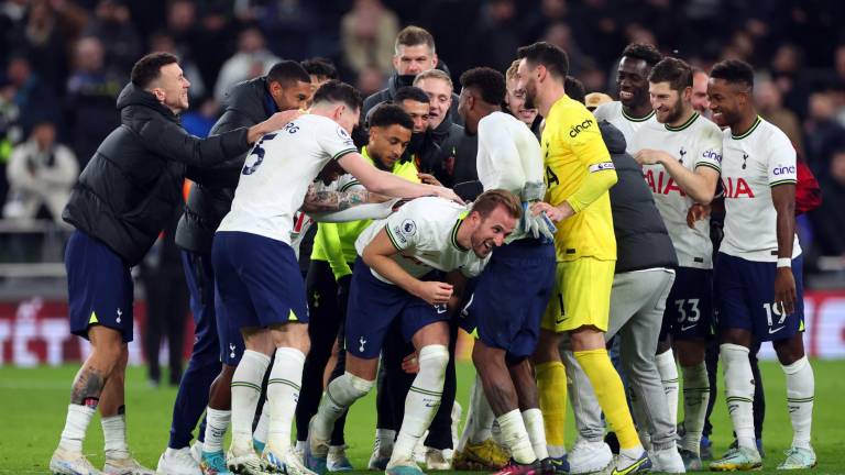 Harry Kane es felicitado por su gol.