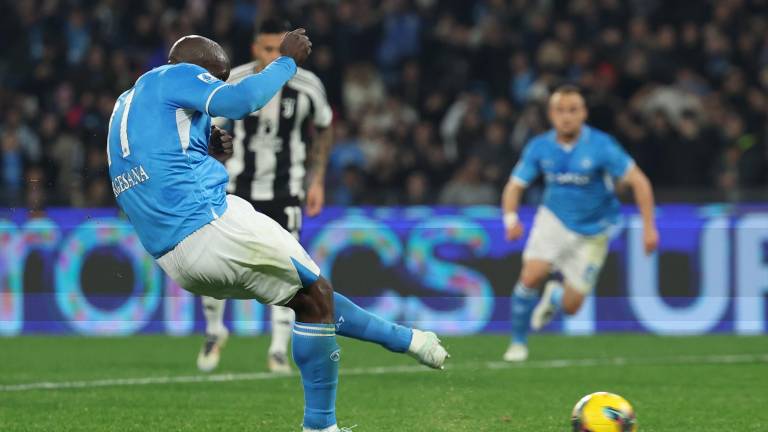 Lukaku anota por el Napoli.