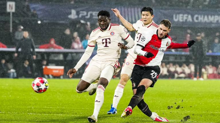 Santiago Giménez marca par de goles.