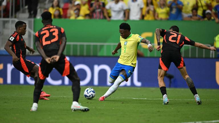 Vinicius anota en el tiempo agregado para darle el triunfo a Brasil.