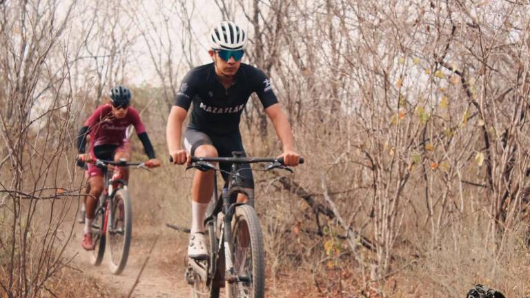 Raúl Humberto Siqueiros gana en ciclismo de montaña.