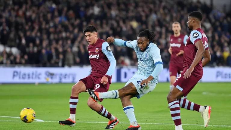 Edson Álvarez (izq.) tuvo buena actuación pese al empate.