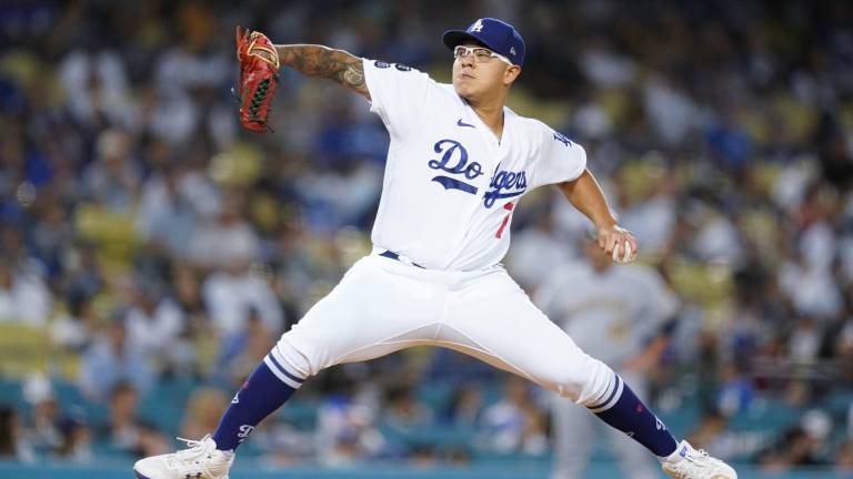Julio Urías tiene una mala salida.