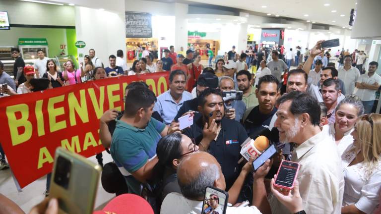 El aspirante presidencial Gerardo Fernández Noroña arribó la tarde de este viernes al aeropuerto de Mazatlán.