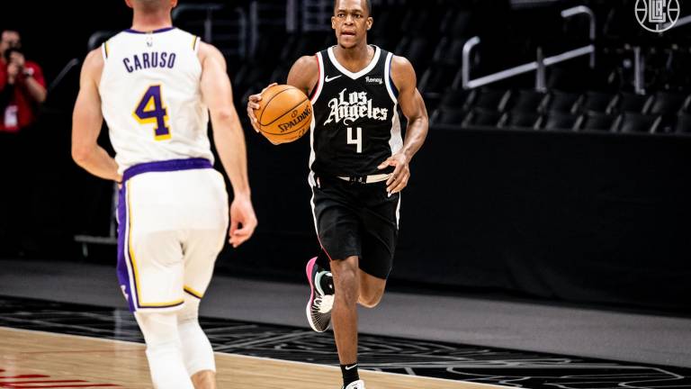El veterano Rajon Rondo conduce la pelota ante la marca de Alex Caruso.