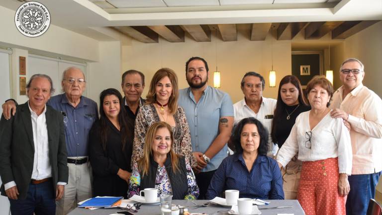 Olga Peña, Ernestina Yépiz e integrantes de la Fundación.