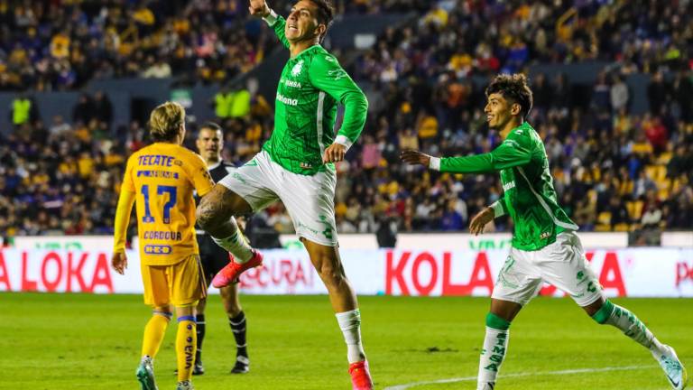 Javier Correa celebra el gol que le dio el empate a Santos Laguna sobre Tigres.