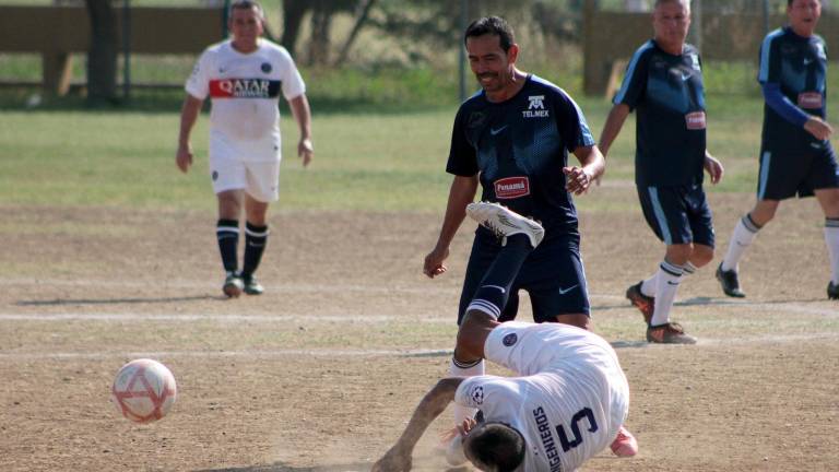 Encuentros muy intensos se vivieron en la Liga de Futbol Veteranos.