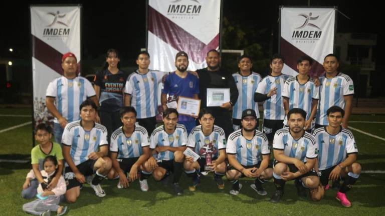 Cenaduría Doña Vicky presume sus trofeos.