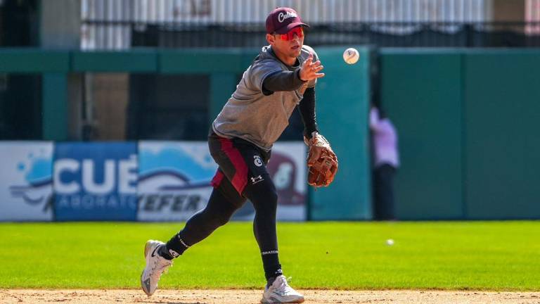 Emmanuel Ávila ya entrena al parejo de sus compañeros en el campamento de Tomateros de Culiacán.
