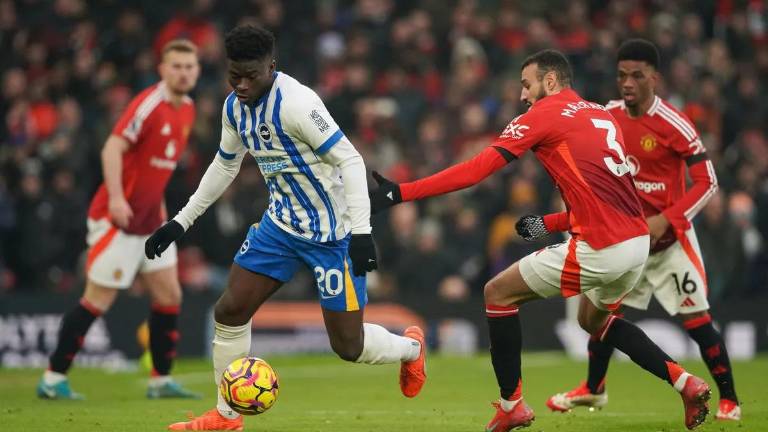 Manchester United cae en casa.