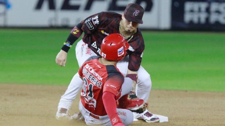 Ramiro Peña busca poner out a Moisés Gutiérrez en la intermedia.