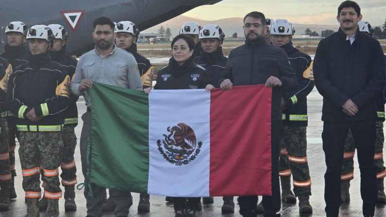Grupo encabezado por la coordinadora Nacional de Protección Civil, Laura Velázquez Alzúa.