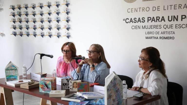 Mayra Zazueta, Martha Romero y Sandra Robles durante el conversatorio.