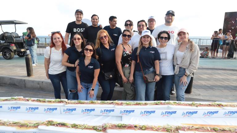 Mazatlecos disfrutan de sashimi de atún con el cual se logró el “Guinness World Records”.