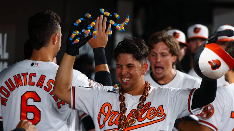 El mexicano Ramón Urías celebra tras dar su jonrón que propició la voltereta y el triunfo para los Orioles.